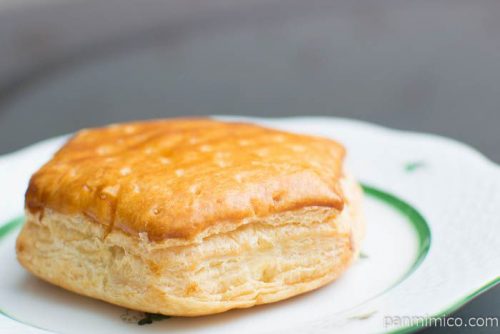 とろけるチョコクリームパイ【神戸屋】横から見た図