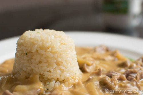 シチューオンライス（ビーフストロガノフ風ソース）【ハウス】バターライス添え完成図
