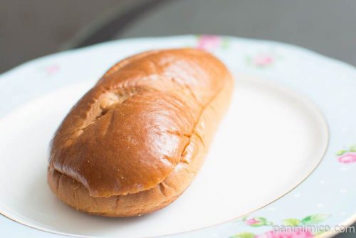 沖縄黒糖コッペパン（ミルククリーム）【ヤマザキ】横から見た図