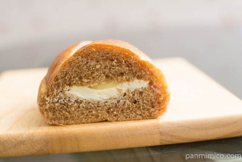 沖縄黒糖コッペパン（ミルククリーム）【ヤマザキ】中身はこんな感じ