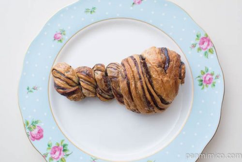 チョコホイップのデニッシュコロネ【ファミリーマート】上から見た図