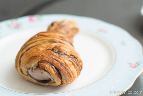 チョコホイップのデニッシュコロネ【ファミリーマート】横から見た図