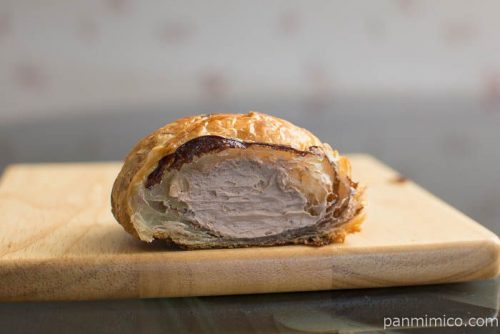 チョコホイップのデニッシュコロネ【ファミリーマート】中身はこんな感じ