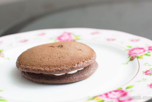 しっとりチョコパンケーキ(チョコクリーム&ホイップ)横から見た図