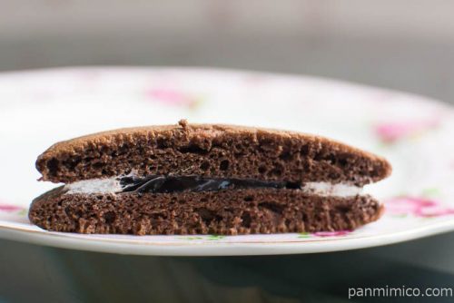 しっとりチョコパンケーキ(チョコクリーム&ホイップ)中身はこんな感じ