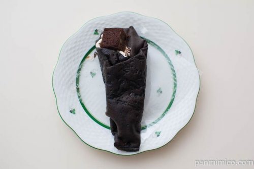 ローソン チョコバナナクレープ包み(3種のベリーソース入り)上から見た図