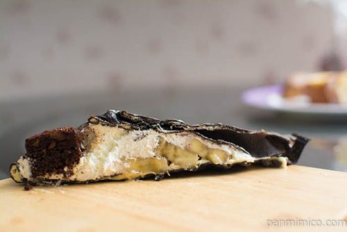 ローソン チョコバナナクレープ包み(3種のベリーソース入り)中身はこんな感じ