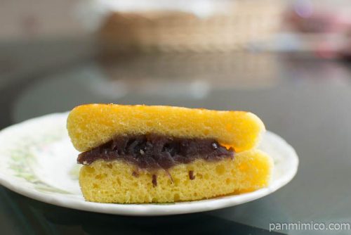 北海道小豆の蒸しどら【タカキベーカリー】中身はこんな感じ。