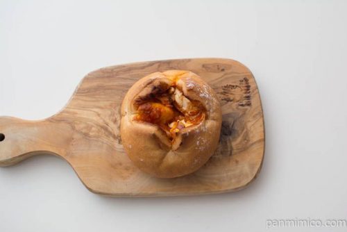 トマトとベーコンのパン【ヤマザキ】上から見た図