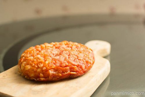 完熟トマトのピザパン【ファミリーマート】横から見た図