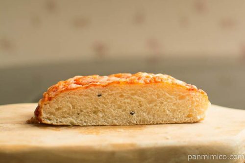 完熟トマトのピザパン【ファミリーマート】中身はこんな感じ
