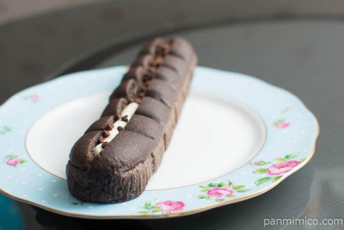 Wクリーム＆チョコチップのパン【セブンイレブン】横から見た図