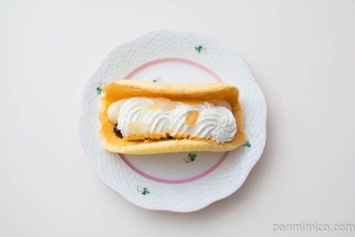 キャラメルムースとカラメルソースを絞り、スティック状のプリン上から見た図