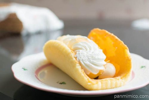 キャラメルムースとカラメルソースを絞り、スティック状のプリン横から見た図