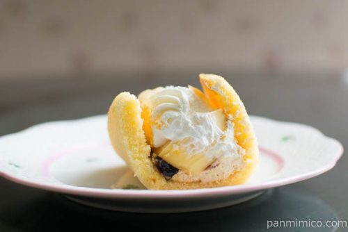 キャラメルムースとカラメルソースを絞り、スティック状のプリン中身はこんな感じ