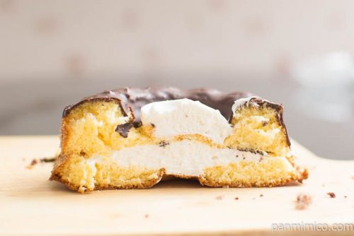 チョコがけクグロフ（六甲山麓牛乳入りホイップクリーム使用）中身はこんな感じ