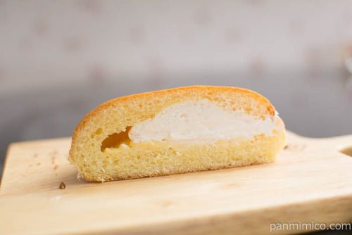 たっぷりホイップのクリームパン【神戸屋】中身はこんな感じ
