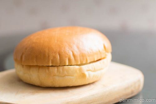 ヤマザキ ふっくらバーガー（お好み焼き）オリバーソース使用横から見た図