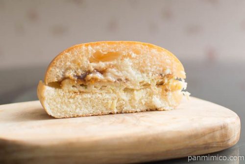 ヤマザキ ふっくらバーガー（お好み焼き）オリバーソース使用中身はこんな感じ
