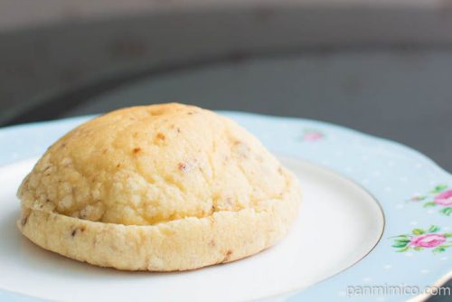 バターレーズンメロンパン【フジパン】横から見た図