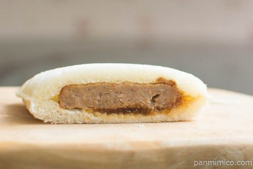 ランチパック 炭火焼風ハンバーグ（ガーリックバター風味醤油ソース使用）【ヤマザキ】中身はこんな感じ