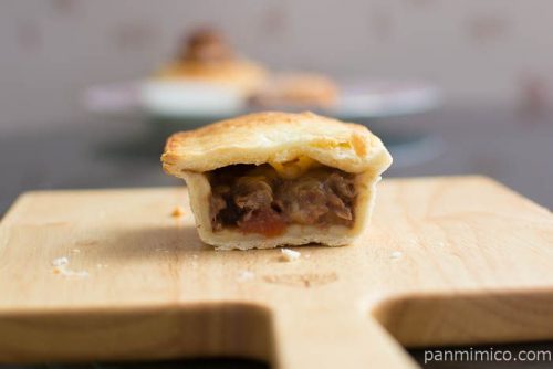 【ダッズパイ】ビーフ＆チーズパイ中身はこんな感じ