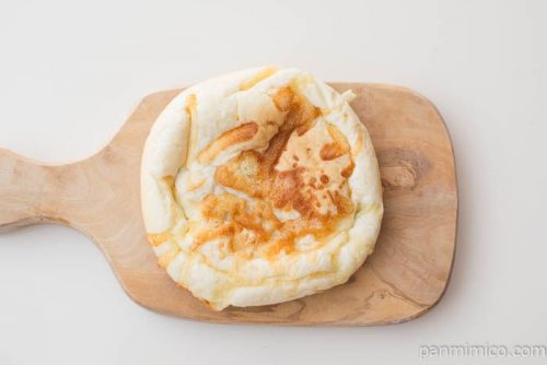 ファミリーマート こんがりチーズの平焼きビーフシチューパン上から見た図