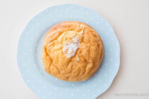 ふんわりとしたシューホイップパン　北海道産牛乳入りホイップローソン上から見た図