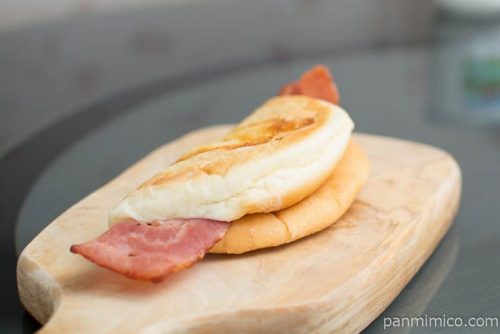 もっちりとしたベーコンのパニーニ【ファミリーマート】横から見た図