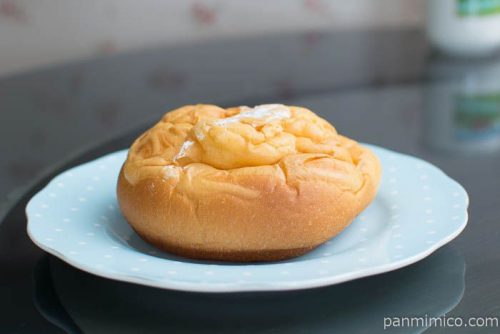 ふんわりとしたシューホイップパン　北海道産牛乳入りホイップローソン横から見た図