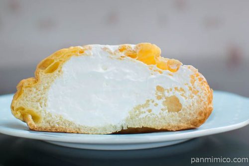 ふんわりとしたシューホイップパン　北海道産牛乳入りホイップローソン中身はこんな感じ