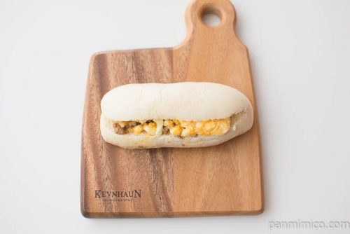 ふんわりコッペ(鶏そぼろ&たまご)【ローソン】上から見た図