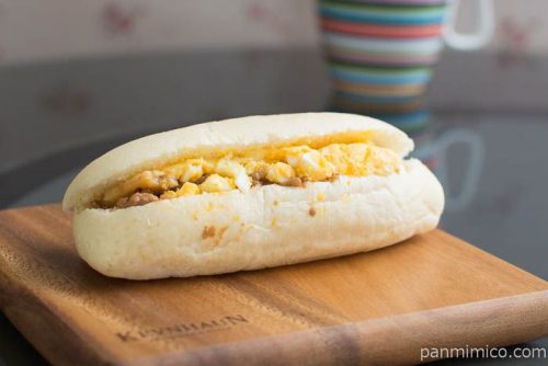 ふんわりコッペ(鶏そぼろ&たまご)【ローソン】横から見た図