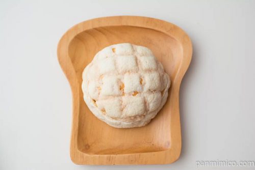 白いメロンパン（赤肉メロン入りクリーム＆ホイップ）ファミリーマートヤマザキ上から見た図
