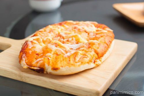 ピザパン（パイン＆アップル）【ファミリーマート】フジパン横から見た図