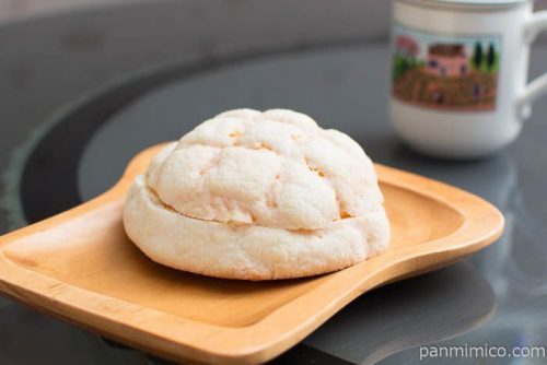 白いメロンパン（赤肉メロン入りクリーム＆ホイップ）ファミリーマートヤマザキ横から見た図