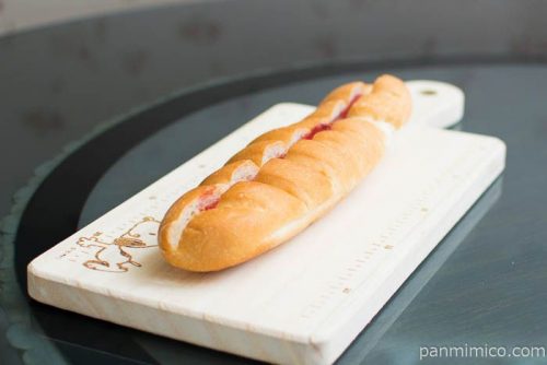 苺ジャム＆練乳クリームパン（あまおう苺ジャム使用）【ヤマザキ】横から見た図