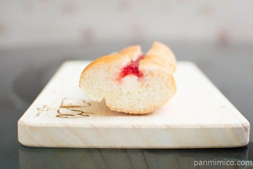 苺ジャム＆練乳クリームパン（あまおう苺ジャム使用）【ヤマザキ】中身はこんな感じ