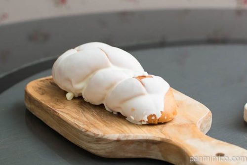 練乳とホワイトチョコのパン【タカキベーカリー】横から見た図