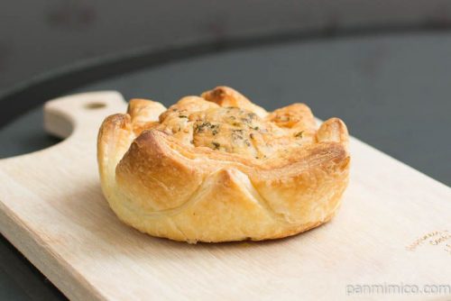 とろ～りチーズのミートパイ【ヤマザキ】横から見た図