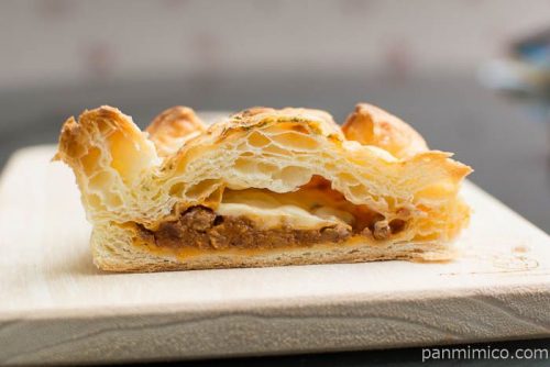 とろ～りチーズのミートパイ【ヤマザキ】中身はこんな感じ