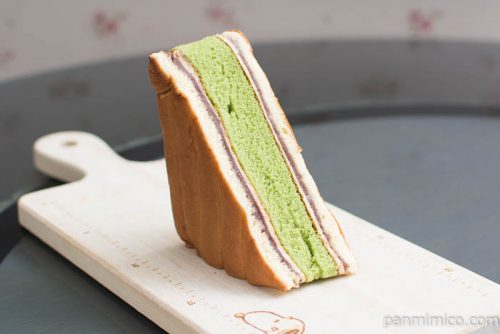 欅坂46抹茶サンド　黒糖クリーム＆こしあん【ローソン】横から見た図