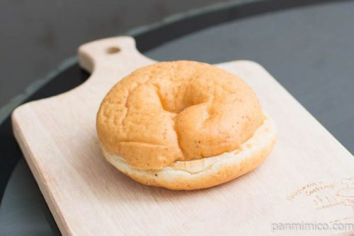 サラダチキンのもっちさんど（ライ麦入り）【ヤマザキ】横から見た図