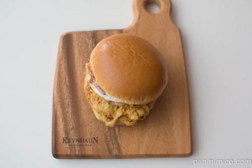 お好み焼き風バーガー【ファミリーマート】上から見た図