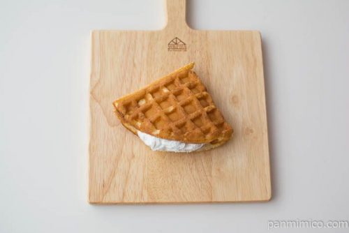 バナナミルクワッフル（練乳ソース）【ファミリーマート】上から見た図