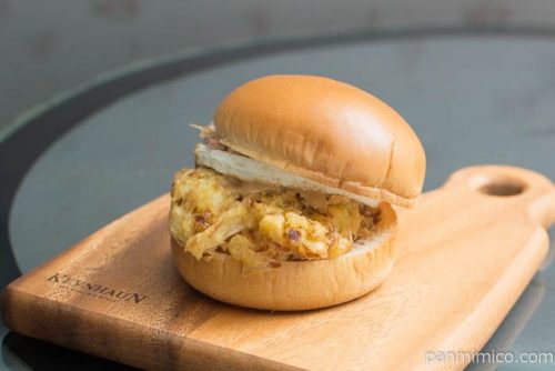 お好み焼き風バーガー【ファミリーマート】横から見た図