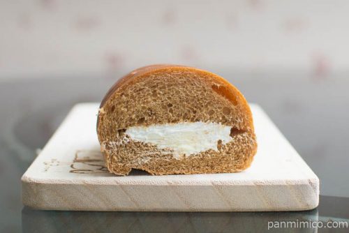 BIG黒糖コッペパン(ミルククリーム)【ファミリーマート】中身はこんな感じ