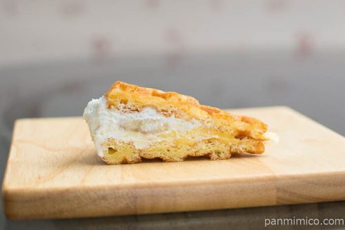 バナナミルクワッフル（練乳ソース）【ファミリーマート】中身はこんな感じ