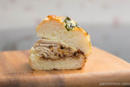 ピザドッグ（テリヤキチキン）【ファミリーマート】中身はこんな感じ