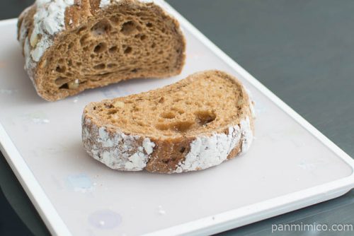 7種の穀物とくるみのパン【神戸屋】横から見た図